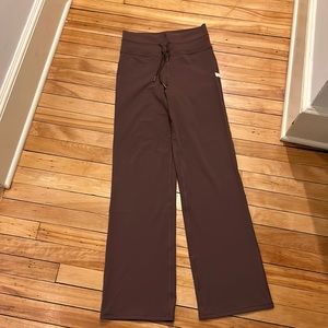 NWOT VUORI Daily Wideleg in Chestnut, Small